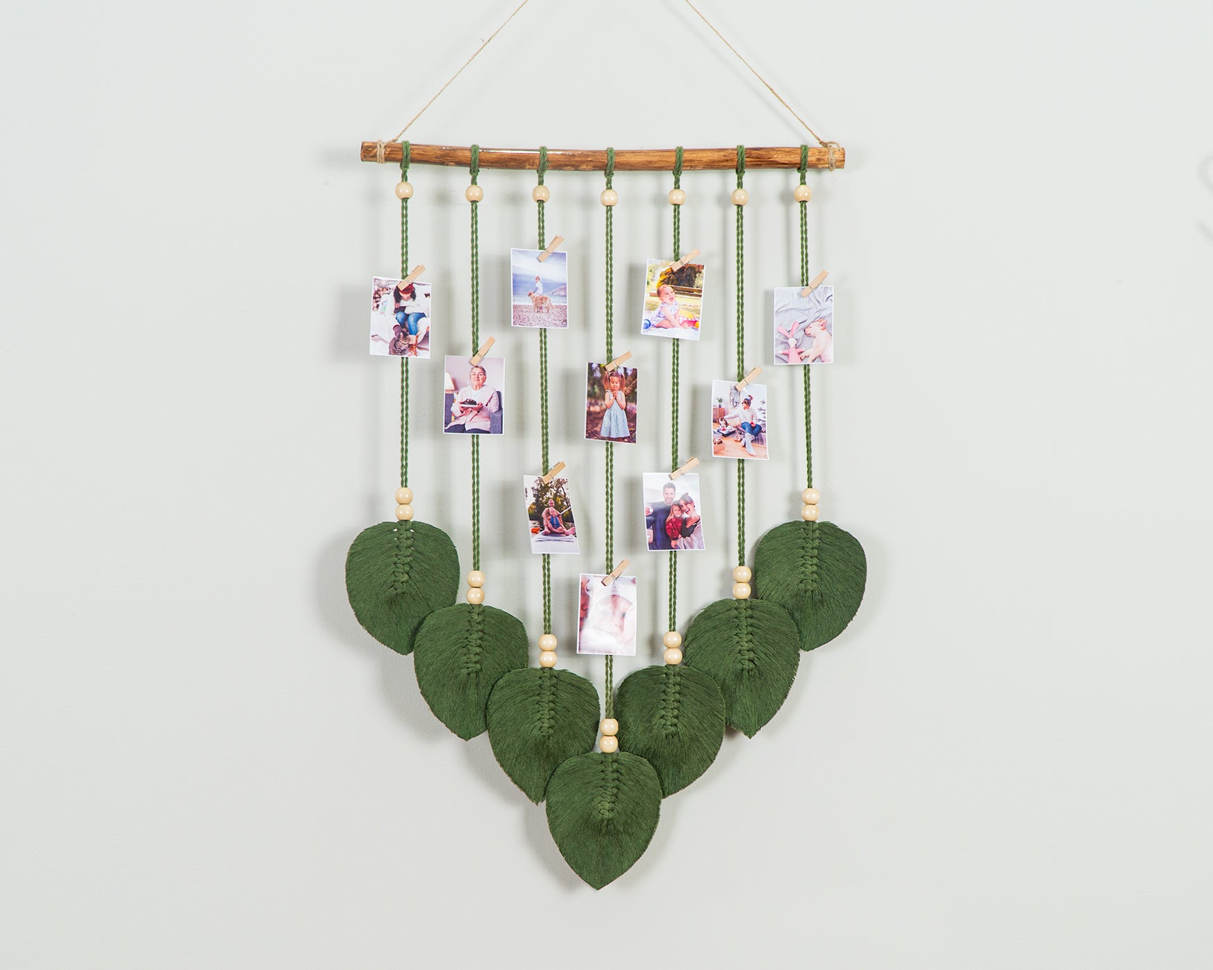 Rustic macrame leaf photo display, perfect for a natural and airy look, preserving beloved images.