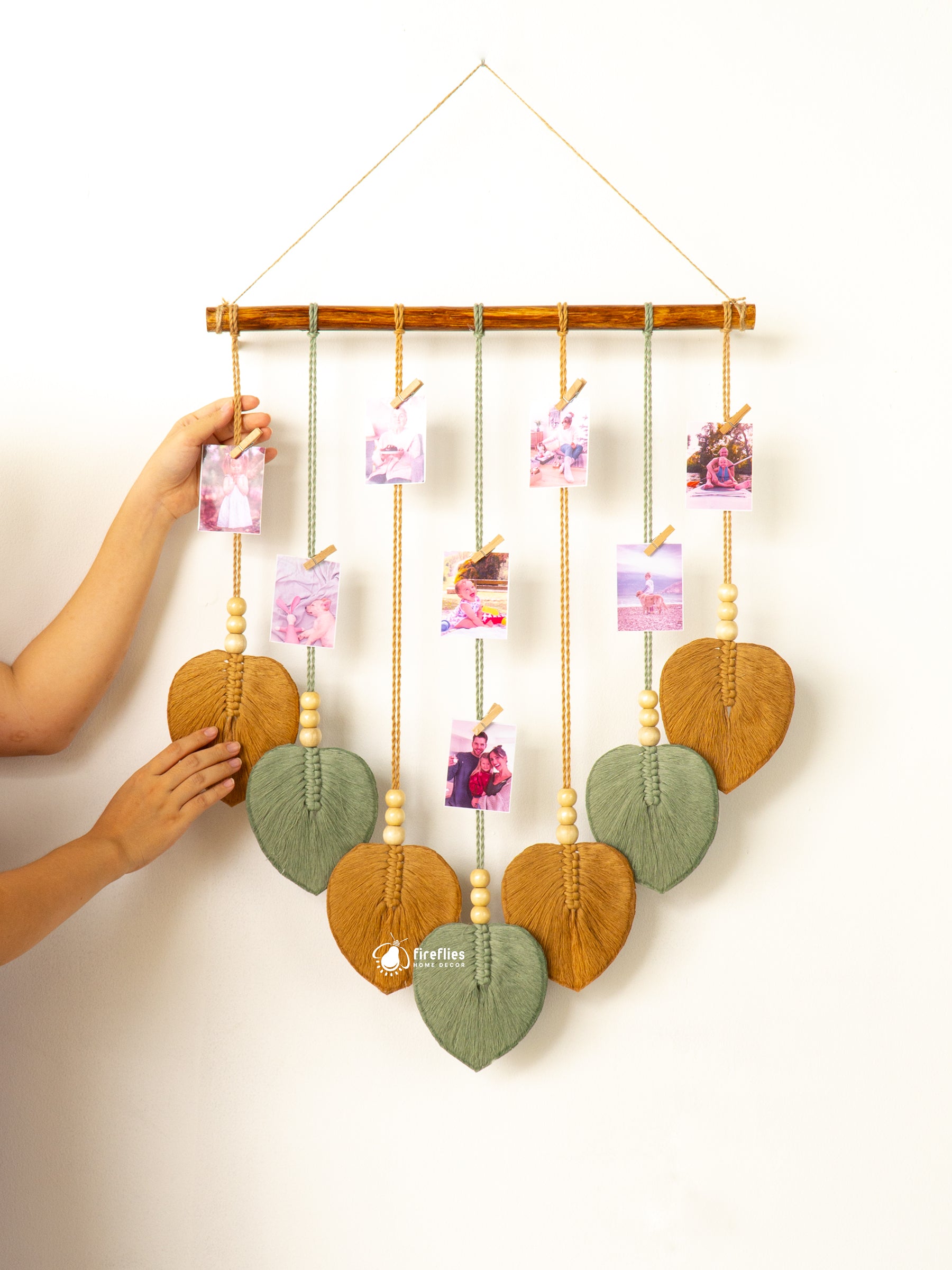 Macrame leaf wall photo hanging, ideal for boho or neutral interiors, providing a warm space for memory-keeping.
